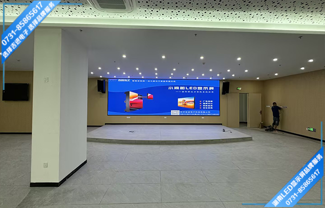 長沙寧鄉(xiāng)縣某中學(xué)報(bào)告大廳LED顯示屏.jpg 長沙寧鄉(xiāng)縣某中學(xué)報(bào)告大廳LED顯示屏.jpg